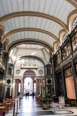 Torino, İtalya - 24 Kasım 2024: Galleria San Federico, Torino, Piedmont, İtalya 'daki alışveriş merkezi