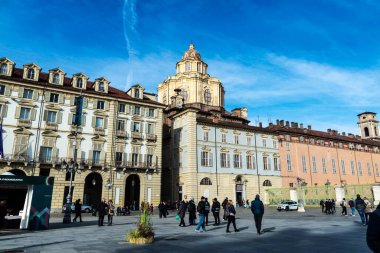 Torino, İtalya - 24 Kasım 2024: Piazza Castello ve Torino, Piedmont, İtalya çevresindeki insanlarla birlikte San Lorenzo 'nun hurdalığının kubbesi