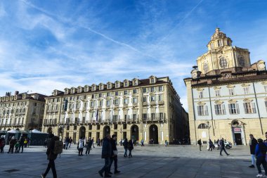 Torino, İtalya - 24 Kasım 2024: Piazza Castello ve Torino, Piedmont, İtalya çevresindeki insanlarla birlikte San Lorenzo 'nun hurdalığının kubbesi