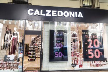Torino, İtalya - 24 Kasım 2024: Torino, Piedmont, İtalya 'da bir alışveriş caddesinde bir Calzedonia giyim mağazasının görüntüsü