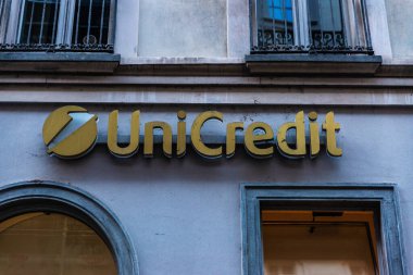 Torino, İtalya - 26 Kasım 2024: Torino, Piedmont, İtalya 'daki Unicredit banka bürosunun imzası