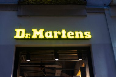 Torino, İtalya - 26 Kasım 2024: Torin veya Torino, Piedmont, İtalya 'da bir ayakkabı mağazasında Dr Martens' in aydınlatma işareti