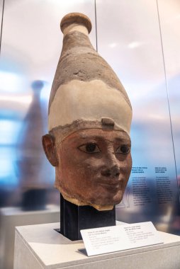 Torino, İtalya - 24 Kasım 2024: Egizio Müzesi 'ndeki Mısır heykeli veya Torino, Piedmont, İtalya