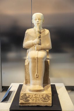 Torino, İtalya - 24 Kasım 2024: Egizio Müzesi 'ndeki Mısır heykeli veya Torino, Piedmont, İtalya