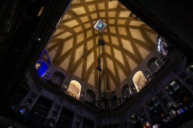 Torino, İtalya - 25 Kasım 2024: Köstebek Antonelliana 'nın iç asansörü, şimdi Torino, Piedmont, İtalya' da Ulusal Sinema Müzesi 'ne ev sahipliği yapmaktadır.
