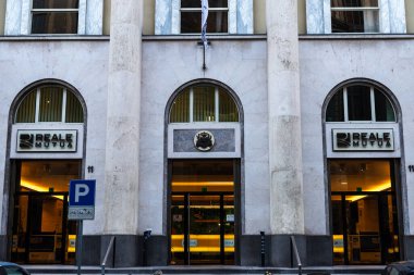 Torino, İtalya - 26 Kasım 2024: Torin veya Torino, Piedmont, İtalya 'daki Reale Mutua sigorta bürosunun genel merkezinde imza ve logo