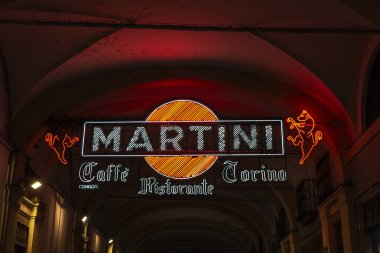 Torino, İtalya - 26 Kasım 2024: Martini 'nin neon işareti ve logosu geceleyin Torin veya Torino, Piedmont, İtalya' da aydınlatıldı