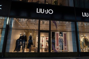Torino, İtalya - 27 Kasım 2024: Liujo 'nun işareti, Torino, Piedmont, İtalya' daki bir alışveriş caddesinde lüks giyim mağazası