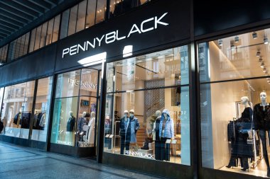 Torino, İtalya - 27 Kasım 2024: Torin veya Torino, Piedmont, İtalya 'da bir alışveriş caddesinde Pennyblack giyim mağazasının işareti