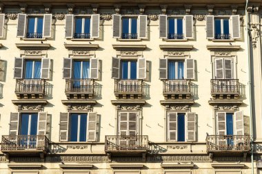 Torino veya Torino, Piedmont, İtalya 'daki klasik bir konut binasının cephesi