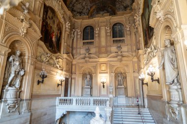 Torino, İtalya - 26 Kasım 2024: Torin, Piedmont, İtalya 'daki Palazzo Reale veya Royal Palace' ın mermer merdiveni
