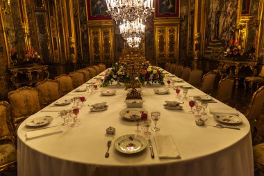 Torino, İtalya - 26 Kasım 2024: Torino, Piedmont, İtalya 'daki Palazzo Reale veya Kraliyet Sarayı' nın yemek odası