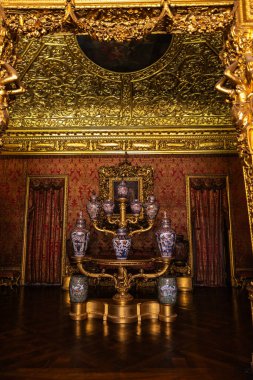 Torino, İtalya - 26 Kasım 2024: Palazzo Reale veya Torino, Piedmont, İtalya 'daki Kraliyet Sarayı' nın lüks Çin vazoları