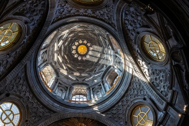 Torino, İtalya - 26 Kasım 2024: Torino, Piedmont, İtalya 'daki Palazzo Reale veya Kraliyet Sarayı' nın yanındaki Cappella della Sacra Sindone Kilisesi