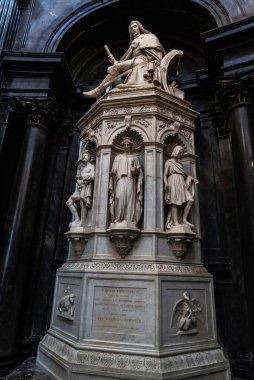 Torino, İtalya - 26 Kasım 2024: Torino, Piedmont, İtalya 'daki Palazzo Reale veya Kraliyet Sarayı' nın yanındaki Cappella della Sacra Sindone Kilisesi