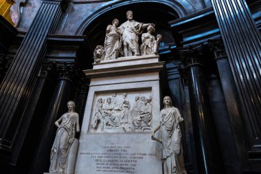 Torino, İtalya - 26 Kasım 2024: Torino, Piedmont, İtalya 'daki Palazzo Reale veya Kraliyet Sarayı' nın yanındaki Cappella della Sacra Sindone Kilisesi