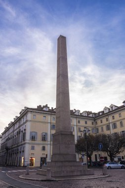 Torin, İtalya - 26 Kasım 2024: Piazza Savoia 'daki Leggi Siccardi' ye Obelisk, Torino, Piedmont, İtalya
