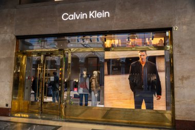 Torino, İtalya - 27 Kasım 2024: Calvin Klein 'ın imzası, Torin veya Torino, Piedmont, İtalya' da lüks giyim mağazası