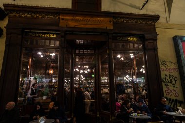 Torino, İtalya - 24 Kasım 2024: Turin veya Torino, Piedmont, İtalya 'da insanların bulunduğu klasik kafe veya bar Mulafsano' nun cephesi ve terası