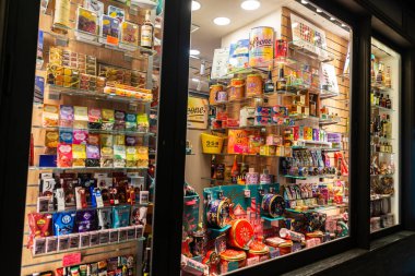 Torino, İtalya - 24 Kasım 2024: Torin veya Torino, Piedmont, İtalya 'da çikolata, sakız ve likör şişeli bir şekerci dükkanı