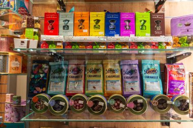 Torino, İtalya - 24 Kasım 2024: Torino, Piedmont, İtalya 'da çikolata ve bonbonbonlu bir şekerci dükkanı