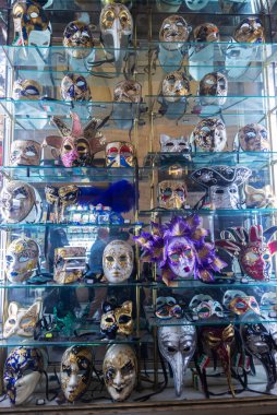 Torino, İtalya - 24 Kasım 2024: Venedik Karnaval maskeleriyle Torin veya Torino, Piedmont, İtalya 'da bir alışveriş caddesinde