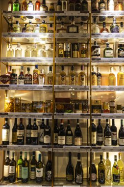 Torino, İtalya - 26 Kasım 2024: Torin veya Torino, Piedmont, İtalya 'da reçel ve şişe grappa ve şarap içeren bir likör ve gurme dükkanı