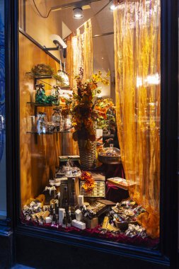 Torino, İtalya - 26 Kasım 2024: Torino veya Torino, Piedmont, İtalya 'da çikolatalı ve likör şişeli bir şekerci dükkanı