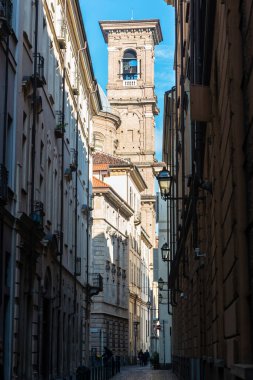 Eski kasaba caddesi ve Torin veya Torino, Piedmont, İtalya 'daki Spirito Santo kilisesinin çan kulesi.