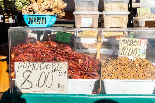 Porta Palazzo pazarındaki fındık ve meyve dükkanı, Torin veya Torino 'daki sokak gıda pazarı, Piedmont, İtalya