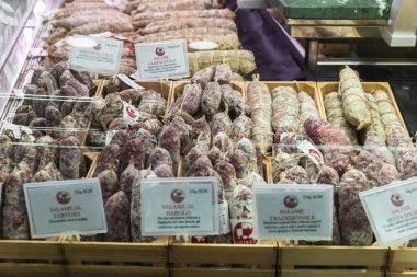 Torino, İtalya - 24 Kasım 2024: Torin veya Torino, Piedmont, İtalya 'da çeşitli salam çeşitleri olan sosisçi