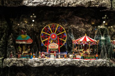 Torino, İtalya - 26 Kasım 2024: Torin veya Torino, Piedmont, İtalya 'da bir alışveriş caddesinde içinde minyatür eğlence parkı ve Wonder Wheel bulunan bir Noel süslemesi bulunan bir dükkanın sergilenmesi