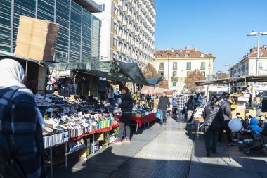 Torino, İtalya - 27 Kasım 2024: Porta Palazzo pazarındaki ayakkabı ve spor ayakkabı mağazası, Torin veya Torino, Piedmont, İtalya 'daki insanların bulunduğu sokak pazarı