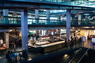 Torino, İtalya - 27 Kasım 2024: Porta Palazzo 'daki Merkez Pazar, Torin veya Torino, Piedmont, İtalya' daki insanların bulunduğu gıda pazarı