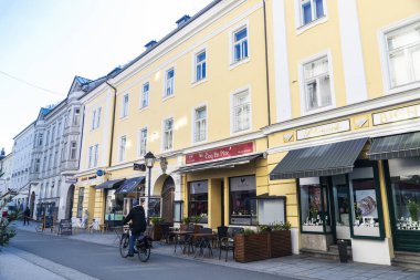 Salzburg, Avusturya - 2 Nisan 2025: Linzer Gasse, Avusturya 'nın Salzburg kentindeki alışveriş caddesi