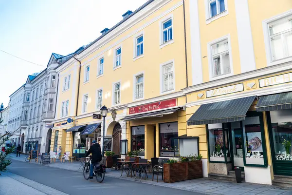 Salzburg, Avusturya - 2 Nisan 2025: Linzer Gasse, Avusturya 'nın Salzburg kentindeki alışveriş caddesi