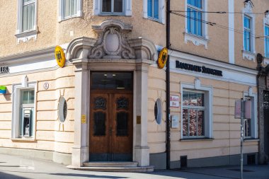 Salzburg, Avusturya - 2 Nisan 2025: Bankhaus Spangler 'in eski Salzburg, Avusturya' daki banka ofisi