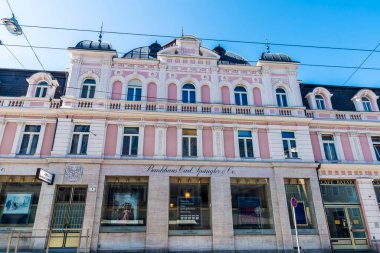 Salzburg, Avusturya - 2 Nisan 2025: Bankhaus Spangler 'in eski Salzburg, Avusturya' daki banka ofisi