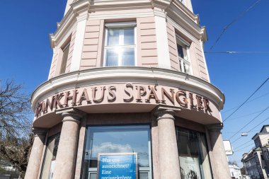 Salzburg, Avusturya - 2 Nisan 2025: Bankhaus Spangler 'in eski Salzburg, Avusturya' daki banka ofisi