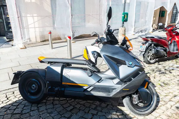 Salzburg, Avusturya - 2 Nisan 2025: BMW CE 04, BMW Motorrad tarafından üretilen elektrikli scooter veya motosiklet, Salzburg, Avusturya 'da bir sokağa park edildi.