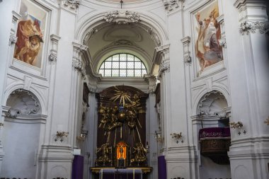Avusturya 'nın Salzburg kentindeki Kutsal Üçleme Kilisesi' nin ya da Dreifaltigkeitskirche 'nin içinde.