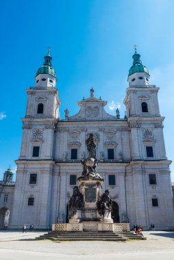Mariensaule ve Avusturya 'nın Salzburg kentindeki Salzburg Katedrali' nin cephesi