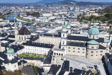 Avusturya 'da katedralin ön planında yer alan Salzburg şehrinin manzarası yükseldi.
