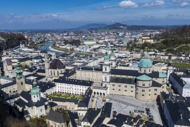 Avusturya 'da katedralin ön planında yer alan Salzburg şehrinin manzarası yükseldi.