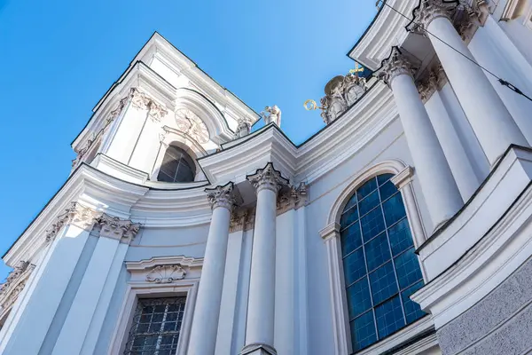 Avusturya 'nın Salzburg kentindeki Kutsal Üçleme Kilisesi ya da Dreifaltigkeitskirche cephesi