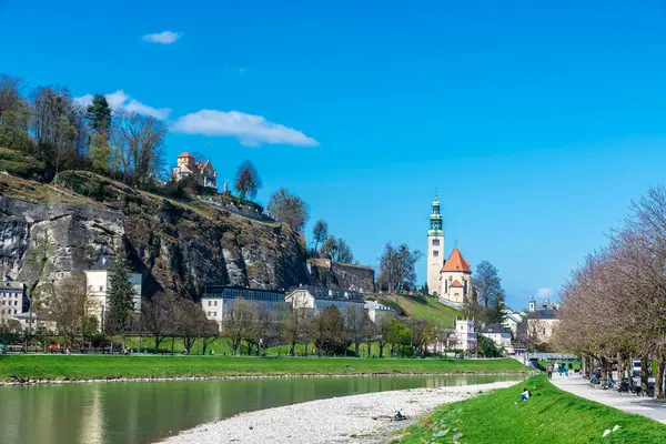 Avusturya 'daki Salzburg Nehri' nin kıyısındaki eski Salzburg şehrinin manzarası