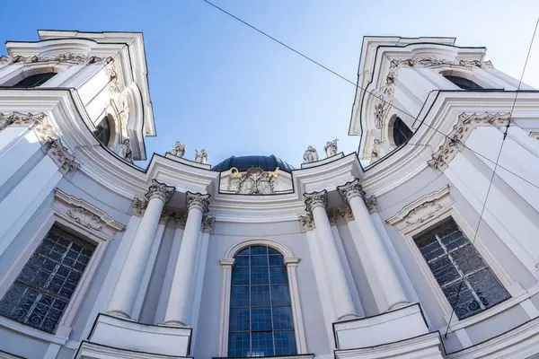 Avusturya 'nın Salzburg kentindeki Kutsal Üçleme Kilisesi ya da Dreifaltigkeitskirche cephesi