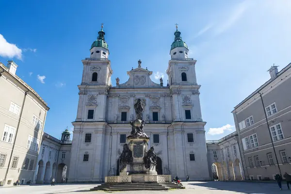 Mariensaule ve Avusturya 'nın Salzburg kentindeki Salzburg Katedrali' nin cephesi