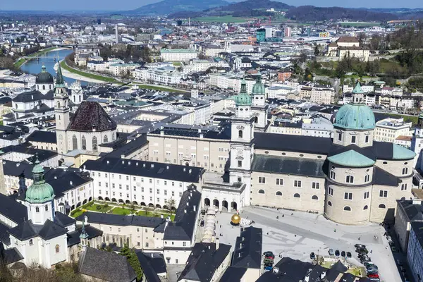 Avusturya 'da katedralin ön planında yer alan Salzburg şehrinin manzarası yükseldi.