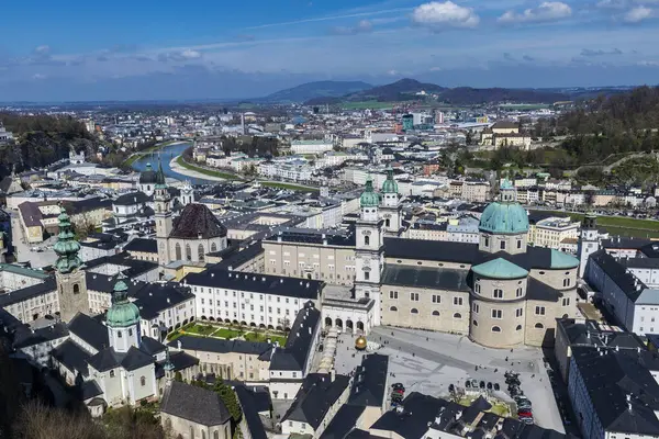 Avusturya 'da katedralin ön planında yer alan Salzburg şehrinin manzarası yükseldi.